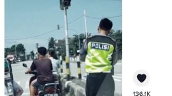 Tidak Pakai Helm, Pengendara Ini Dipotret Langsung oleh Polisi