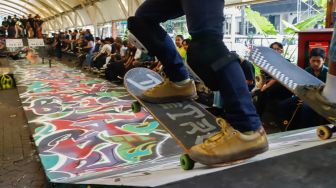 Para Skateboarder melakukan aksi saat peringatan Go Skateborading Day Jakarta di Kawasan Blok M, Jakarta Selatan, Selasa (21/06/2022). [Suara.com/Alfian Winanto]