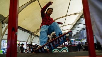 Para Skateboarder melakukan aksi saat peringatan Go Skateborading Day Jakarta di Kawasan Blok M, Jakarta Selatan, Selasa (21/06/2022). [Suara.com/Alfian Winanto]