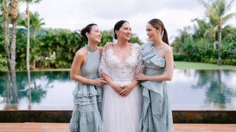 Potret Gaya Kompak Cathy Sharon dan Julie Estelle di Nikahan Adik, Kompak Jadi Bridesmaid