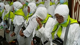 Isak Tangis Warnai Pelepasan Jemaah Calon Haji Kloter 4 Embarkasi Makassar