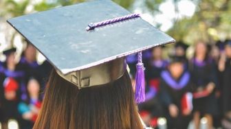 Sedih! Bayi Lima Bulan Gantikan Ibu Wisuda, Suasana Gedung Kampus Dibanjiri Tangisan