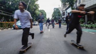 Para Skateboarder melakukan Riding Parade saat peringatan Go Skateborading Day Jakarta di Kawasan Blok M, Jakarta Selatan, Selasa (21/06/2022). [Suara.com/Alfian Winanto]