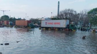 Banjir Rob Kembali Melanda Pelabuhan Tanjung Emas Semarang