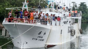 Sejumlah anak buah kapal (ABK) MV. JOHO diamankan di Pelabuhan Umum Krueng Geukuh, Lhokseumawe, Aceh, Selasa (21/6/2022). ANTARA FOTO/Rahmad