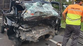 Mobil Pick Up Ringsek Tabrakan di Tol Tangerang-Merak, Pengendara Diduga Mengantuk