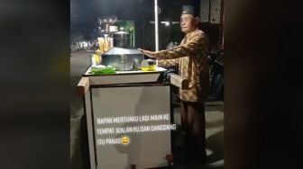 Sentuh Dandang Panas, Ekspresi Datar Wajah Bapak Ini Buat Netizen Ngakak