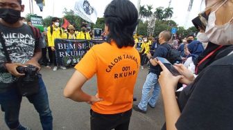 Demo Tolak RKUHP Bermasalah, Pengunjuk Rasa Pakai Baju Tahanan Calon Tahanan 001 RKHUP