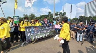 Demonstran Setel Lagu Jamrud 'Selamat Ulang Tahun' Buat Presiden; Selamat Ulang Tahun Pak Jokowi yang Tidak Kami Cintai