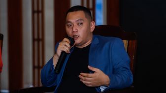 CEO Senyawa Entertainment Reza Wibisana Subekti konferensi pers acara Indra Lesmana Legacy Concert &amp; Tour di Kawasan Dharmawangsa, Jakarta Selatan, Selasa (21/6/2022). [Suara.com/Alfian Winanto]