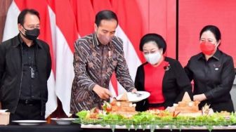 Dipuji Jokowi Cantik, Megawati Soekarnoputri Langsung Tersipu Tutupi Wajahnya