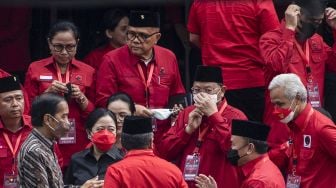 Presiden Joko Widodo (kedua kiri) didampingi Ketua DPP PDI Perjuangan yang juga Ketua DPR Puan Maharani (ketiga kiri) berbincang dengan sejumlah kader usai pembukaan Rapat Kerja Nasional (Rakernas) II PDI Perjuangan di Jakarta, Selasa (21/6/2022). ANTARA FOTO/M Risyal Hidayat