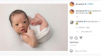 Gilang Dirga Akhirnya Tunjukkan Wajah Ganteng Anaknya, Pose Foto Baby Gin Gemas Banget