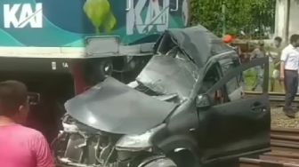 Video Detik-detik Minibus Terseret Kereta Api di Bekasi Bikin Publik Bergidik: Innalillahi, Ngeri Banget