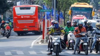 Plang nama Jalan H. Bokir bin Djiun terpajang di kawasan Taman Mini, Jakarta Timur, Selasa (21/6/2022). [Suara.com/Alfian Winanto]