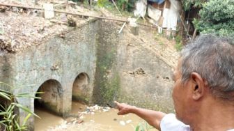 Berusia 105 Tahun, Cagar Budaya Jembatan Kereta Terowongan Tiga di Matraman Tak Terurus