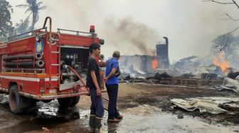 Pabrik Palet di Harjatani Serang Ludes Terbakar, Penyebab Masih Diselidiki