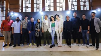 Musisi Indra Lesmana bersama sang istri Hanny Lesmana dan putrinya Eva Celia (tengah) serta para pengisi acara Indra Lesmana Legacy Concert & Tour saat Konferensi Pers di Kawasan Dharmawangsa, Jakarta Selatan, Selasa (21/6/2022). [Suara.com/Alfian Winanto]