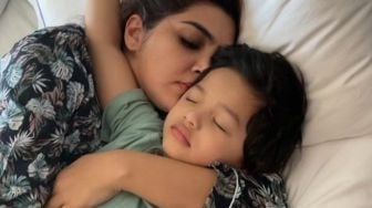 10 Artis Tanah Air Tidur Bersama Buah Hati, Sandra Dewi dan Ashanty Tetap Terlihat Cantik