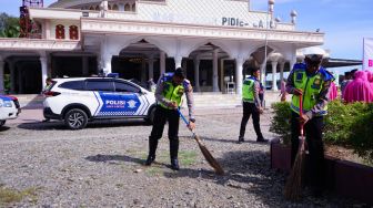 Polres Pidie Bersihkan Masjid dan Bagikan Sembako untuk Warga Miskin