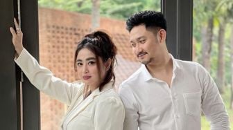 Heboh Video Dewi Perssik dan Angga Wijaya Tak Saling Sapa di Pernikahan Lebby Wilayati