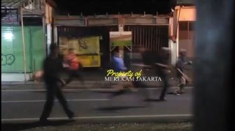 Viral Tawuran Remaja Bawa Sajam dan Diduga Pakai Bom Molotov, Kapolsek Duren Sawit: Cuma Orang Lari-lari Bikin Konten