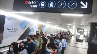 Warga Rela Antre Panjang Demi Naik MRT Gratis