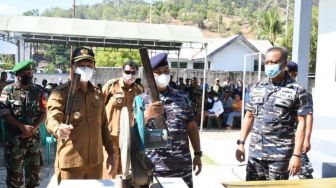 Warga Perbatasan Indonesia-Timor Leste Pegang Senjata Rakitan Laras Panjang, Kini Diserahkan ke TNI AL di Posal Atapupu