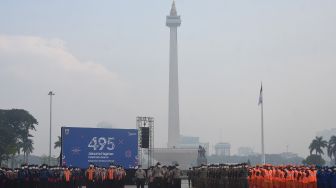 Satuan Kerja Perangkat Daerah (SKPD) Provinsi DKI Jakarta mengikuti upacara HUT ke-495 Kota Jakarta di kawasan Monas, Jakarta, Rabu (22/6/2022). ANTARA FOTO/Indrianto Eko Suwarso
