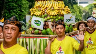 Peserta pawai budaya berjalan mengitari kawasan Taman Lapangan Banteng, Jakarta Pusat, Rabu (22/6/2022). [Suara.com/Alfian Winanto]