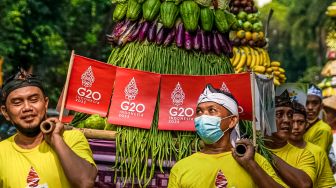 Peserta pawai budaya berjalan mengitari kawasan Taman Lapangan Banteng, Jakarta Pusat, Rabu (22/6/2022). [Suara.com/Alfian Winanto]