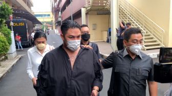 Ivan Gunawan didampingi Sandy Arifin selaku kuasa hukum datangi Bareksrim Polri, Rabu (22/6/2022).  [Suara.com/Adiyoga Priyambodo]