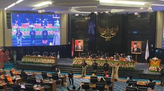 HUT Jakarta: Anies Tari Tortor Bareng Prasetyo, Anggota DPRD DKI Asyik Nyawer Duit Merahan