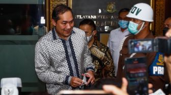 Mantan Menteri Perdagangan Muhammad Lutfi menemui awak media usai menjalani pemeriksaan di Gedung Kejaksaan Agung RI, Jakarta, Rabu (22/6/2022). [Suara.com/Alfian Winanto]