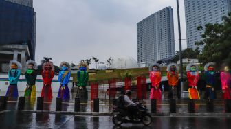 Deretan ondel-ondel raksasa terpajang di Pelataran Taman Ismail Marzuki, Jakarta Pusat, Rabu (22/6/2022). [Suara.com/Alfian Winanto]