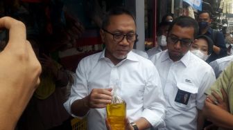 Mendag Zulhas Pastikan Mayoritas Pedagang di Pasar Kramat Jati Jual Minyak Goreng Curah Rp 14 Ribu per Liter