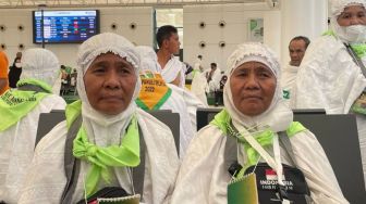 Kisah Perempuan Kembar Naik Haji Bersama di Usia 60 tahun, Doa Khusus Dapat Jodoh