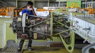 Pekerja menyelesaikan produksi pesawat NC 212i di Hanggar PT Dirgantara Indonesia, Bandung, Jawa Barat, Rabu (22/6/2022).  ANTARA FOTO/Raisan Al Farisi
