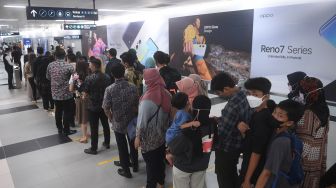 Penumpang antre di Stasiun MRT Bundaran HI, Jakarta, Rabu (22/6/2022).  ANTARA FOTO/Akbar Nugroho Gumay
