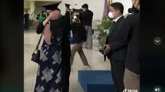 Disambut Pelukan Erat Petugas, Ibu Ini Wakili Wisuda Anaknya yang Sudah Meninggal