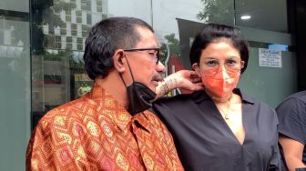 Nikita Mirzani memberikan keterangan usai laporkan penyidik Polres Serang ke Propam Mabes Polri.  [Suara.com/Adiyoga Priyambodo]