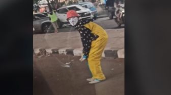 Sadar sedang Direkam di Pinggir Jalan, Pengamen Badut Ini Pamer Joget Pargoy ke Netizen