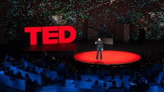 Coba 5 Rekomendasi Video TED Ini, Bisa Menginspirasi Hidupmu Selamanya