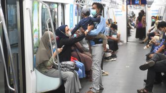 Penumpang bersiap untuk duduk di atas atas MRT di Jakarta, Rabu (22/6/2022). ANTARA FOTO/Akbar Nugroho Gumay