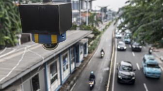 Kendaraan melintas di bawah kamera pengawas atau Closed Circuit Television (CCTV) yang terpasang di jalur bus transjakarta, kawasan Pasar Rumput, Jakarta, Kamis (23/6/2022).  ANTARA FOTO/Aprillio Akbar