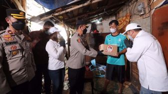 Sambut HUT Bhayangkara ke-76, Polri Bagikan Ribuan Sembako ke Pemulung di Bantar Gebang