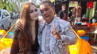 Video Hotman Paris Rangkul Wanita dengan Tato di Payudara Bikin Penasaran Publik: Itu Tata Pramudita?