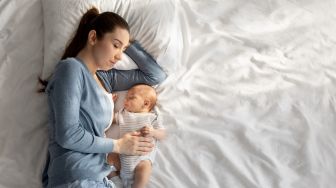 Hati-hati! Tidur Bersama Bayi Justru Berisiko Tinggi Kematian Bayi Mendadak