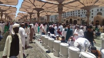 Jemaah Haji Cuci Kopyah Pakai Air Zamzam, Ternyata Ini Manfaatnya Menurut Islam