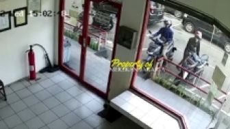 Hanya Dalam Hitungan Detik, Komplotan Maling Gasak Sepeda Motor Warga Di SPBU Pangeran Jayakarta